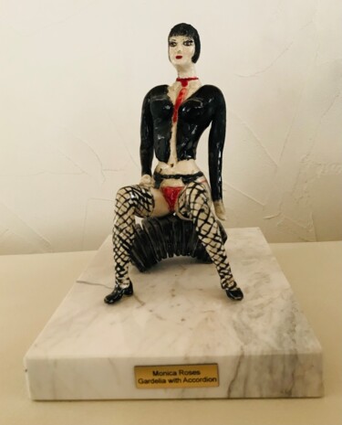 Sculpture intitulée "Gardelia with Accor…" par Monica Elizabeth Roses, Œuvre d'art originale, Céramique