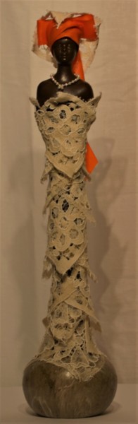 Sculpture titled "Esi" by Monique Schoonenburg (MSC), Original Artwork, Paper maché