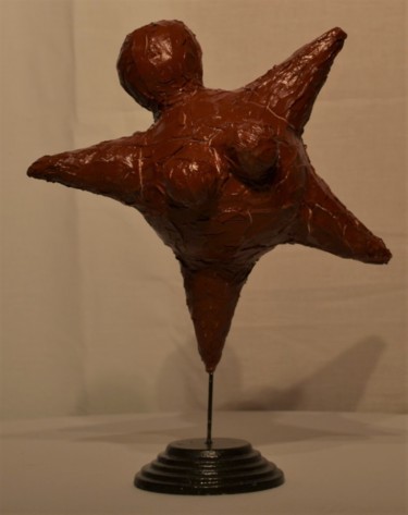 Скульптура под названием "Dikke mama rouge" - Monique Schoonenburg (MSC), Подлинное произведение искусства