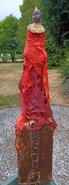 Skulptur mit dem Titel "sorcier" von Monique Schoonenburg (MSC), Original-Kunstwerk, Papier maché