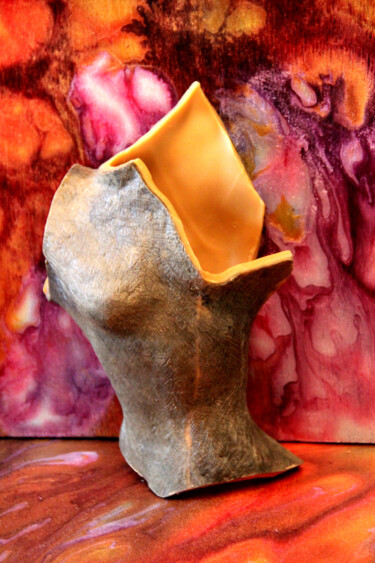 Escultura intitulada "Taille de Guêpe - F…" por Monique Vivian, Obras de arte originais, Resina