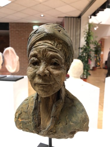 Sculpture titled "vieille dame" by Monyke Mine-Lamare, Original Artwork, Terra cotta