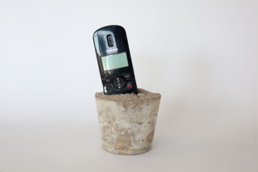 Скульптура под названием "Le téléphone sonne !" - Morgan Paslier, Подлинное произведение искусства, цемент