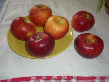 Photographie intitulée "Pommes rouges" par Morgane A., Œuvre d'art originale