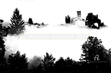 Fotografia intitolato "barga, nebbia" da Mariano Moriconi, Opera d'arte originale