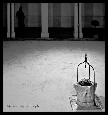 Fotografia intitolato "fontevivo chiostro" da Mariano Moriconi, Opera d'arte originale