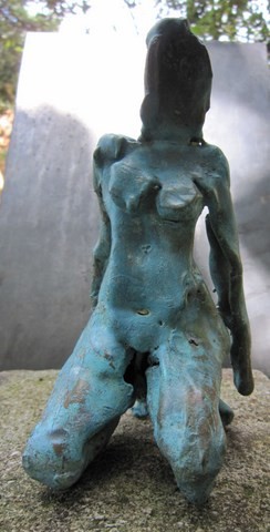 「2010 FEMME A GENOUX」というタイトルの彫刻 Michel Moskovtchenkoによって, オリジナルのアートワーク, 金属