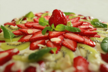 Fotografia zatytułowany „cake with strawberr…” autorstwa Mrivserg, Oryginalna praca, Fotografia cyfrowa