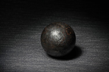 Photographie intitulée "steel rusty ball on…" par Mrivserg, Œuvre d'art originale, Photographie numérique