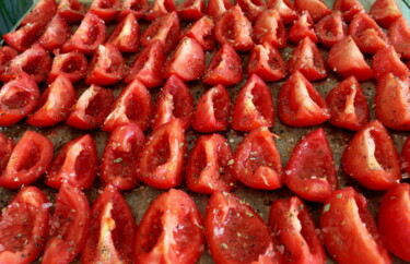 Fotografía titulada "Fresh sliced tomato…" por Mrivserg, Obra de arte original, Fotografía digital
