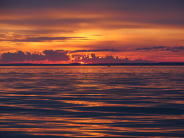 Fotografia intitulada "Crimson sunset over…" por Mrivserg, Obras de arte originais, Fotografia digital