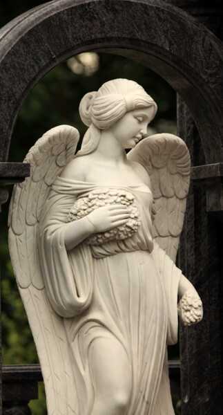 Fotografia intitulada "sad angel with wrea…" por Mrivserg, Obras de arte originais, Fotografia digital