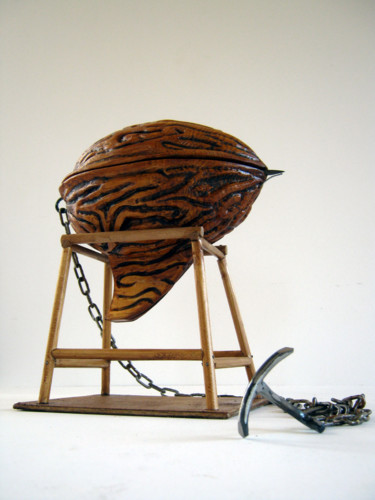 Skulptur mit dem Titel "Noix de survie" von David Lachavanne, Original-Kunstwerk, Holz