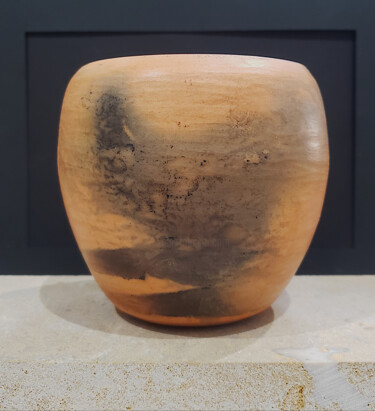 Скульптура под названием "Vase enfumé" - Muriel Mougeolle, Подлинное произведение искусства, Глина