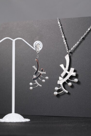Design intitulée "Coral Necklace and…" par Musaab Baessa, Œuvre d'art originale, Accessoires