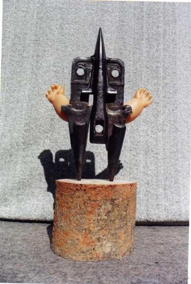 Sculpture titled "Haut les mains" by Myriam Schmaus, Original Artwork, Metals