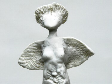 Sculptuur getiteld "ange en porcelaine" door Myriam Van Calster, Origineel Kunstwerk, Keramiek