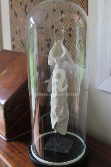 Скульптура под названием "robe porcelaine" - Myriam Van Calster, Подлинное произведение искусства, Керамика