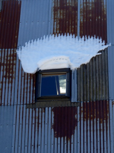 Photographie intitulée "neige sur toit" par Myriam Wetzstein, Œuvre d'art originale, Photographie non manipulée