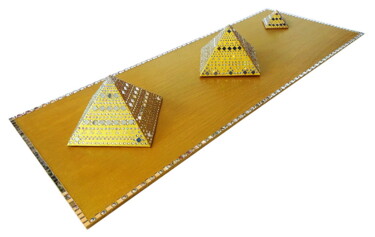 Design mit dem Titel "Die Pyramiden von G…" von Myrthyra, Original-Kunstwerk, Tischkunst