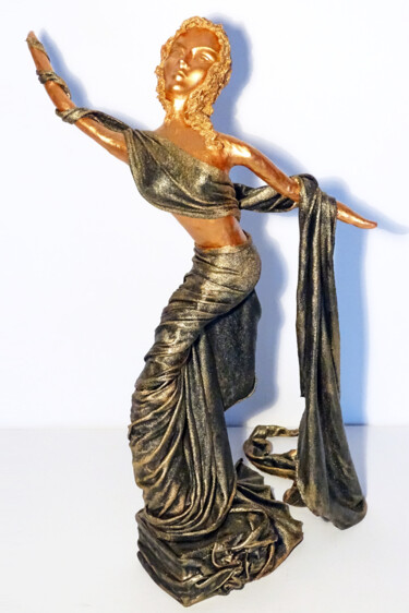 Sculpture titled "Die Primadonna" by Myrthyra, Original Artwork, Fabric