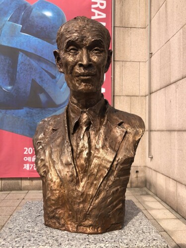 Skulptur mit dem Titel "Yoon Tae-Hyun" von Nacera Kaïnou, Original-Kunstwerk, Bronze