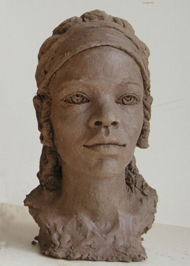 「Femme Massai」というタイトルの彫刻 Nacera Kaïnouによって, オリジナルのアートワーク, テラコッタ