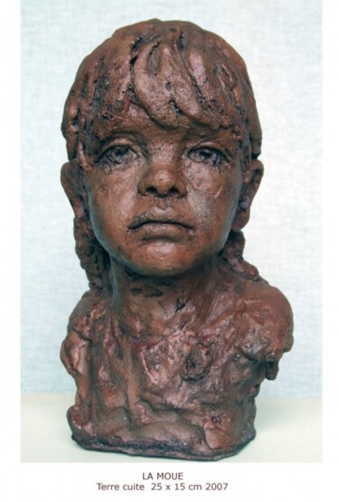 Sculpture intitulée "La petite fille tri…" par Kainou, Œuvre d'art originale, Terre cuite