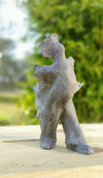 Скульптура под названием "Little Fly" - Nad, Подлинное произведение искусства, Терракота
