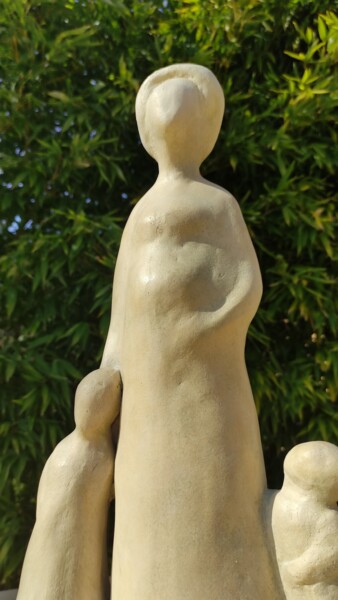 「Family」というタイトルの彫刻 Nadによって, オリジナルのアートワーク, テラコッタ
