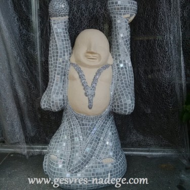 Sculpture intitulée "Bouddha rieur en mo…" par Nadege Gesvres, Œuvre d'art originale, Mosaïque