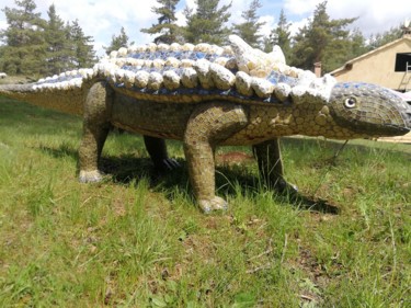 Escultura titulada "Dinosaure Struthios…" por Nadege Gesvres, Obra de arte original, Resina