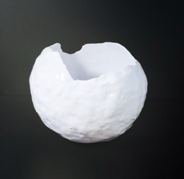 White Hibiscus Ceramic Vase Design intitulée "White Hibiscus Cera…" par Nadia Ardis, Œuvre d'art originale, Art de la table