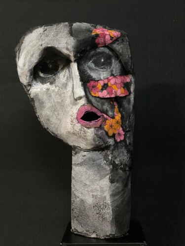 Sculpture titled "Mes dessous à fleurs" by Nadine Vergues, Original Artwork, Textile fiber