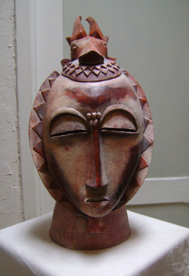 Sculptuur getiteld "Masque-sculpture ga…" door Nadine Trescartes (fildefériste), Origineel Kunstwerk, Terra cotta