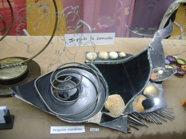 Sculpture titled "REQUIN-SARDINE" by Nadine Trescartes (fildefériste), Original Artwork, Accessories