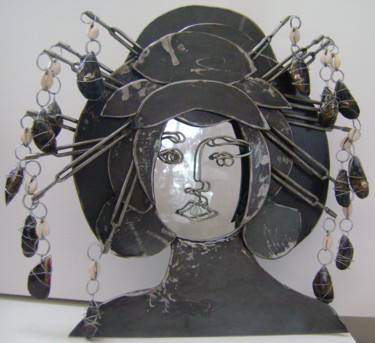 Scultura intitolato "geisha-aux-moules" da Nadine Trescartes (fildefériste), Opera d'arte originale, Metalli