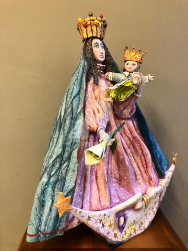 Scultura intitolato "Madona de los Remed…" da Nana De La Rocha, Opera d'arte originale, Cartapesta