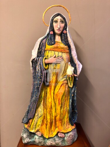 Скульптура под названием "Madona de la espera…" - Nana De La Rocha, Подлинное произведение искусства, Папье-маше