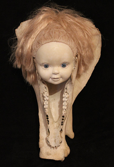 「Poupée totem」というタイトルの彫刻 Nancy Cardinalによって, オリジナルのアートワーク, 骨
