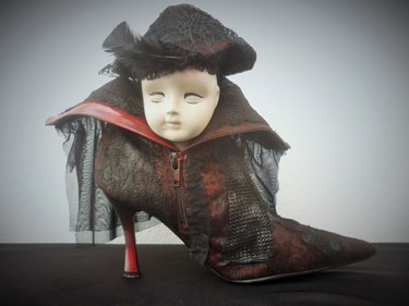 雕塑 标题为“Talon romantique” 由Nancy Cardinal, 原创艺术品, 皮革