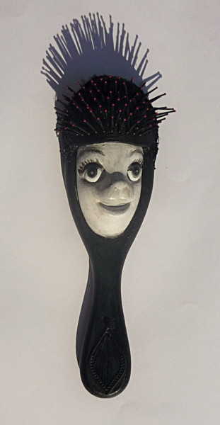 Sculpture titled "Brosse à cheveux à…" by Nancy Cardinal, Original Artwork, Mixed Media
