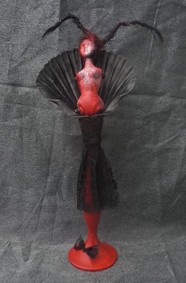 Скульптура под названием "Fée Mini T" - Nancy Cardinal, Подлинное произведение искусства, Нержавеющая сталь