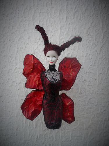제목이 "Femme papillon"인 조형물 Nancy Cardinal로, 원작, 다른