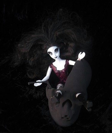 Escultura intitulada "La mort est le berc…" por Nancy Cardinal, Obras de arte originais, Plástico