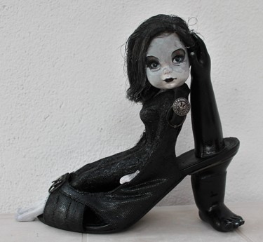 Escultura titulada "The Addams family s…" por Nancy Cardinal, Obra de arte original, Plástico