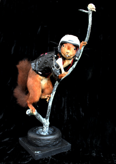 Escultura titulada "L'écureuil taxiderm…" por Nancy Cardinal, Obra de arte original, Cuero