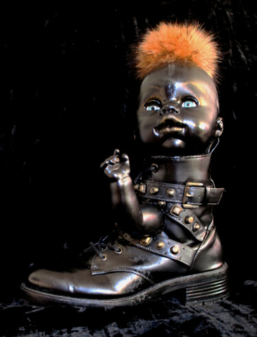 Escultura intitulada "Boot's not dead" por Nancy Cardinal, Obras de arte originais, Plástico
