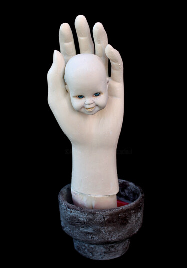 Escultura titulada "La main du destin" por Nancy Cardinal, Obra de arte original, Plástico