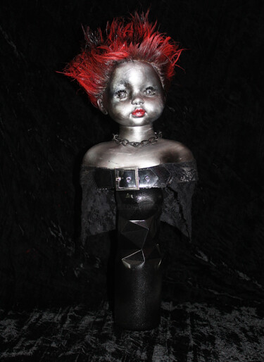 Sculptuur getiteld "Punk embouteillée" door Nancy Cardinal, Origineel Kunstwerk, Plastic